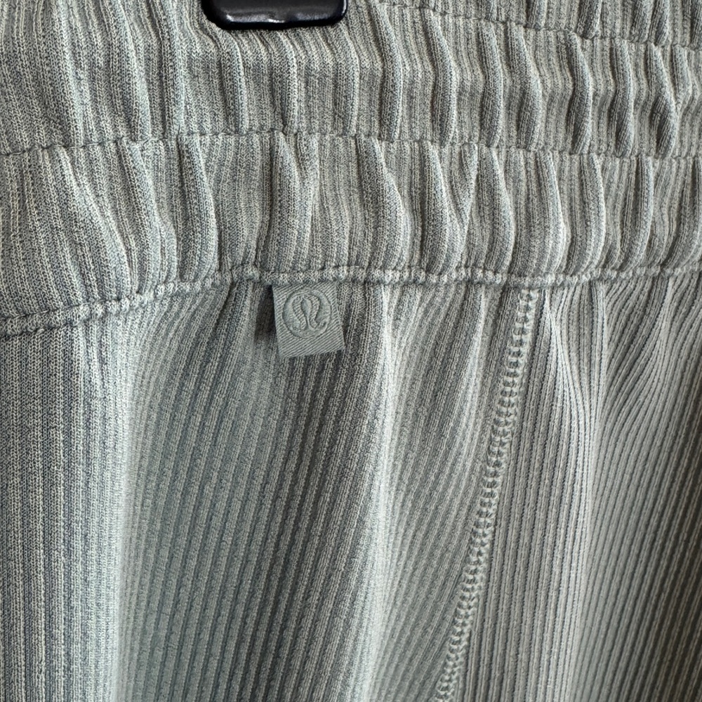 lululemon athletica Light Sage Wide-Leg Cropped Pants - Picture 3 of 4